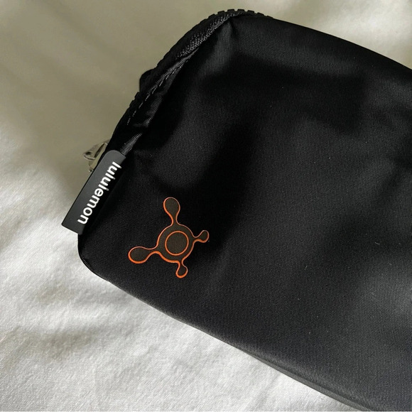 🆕 Lululemon Everywhere Belt Bag Orangetheory OTF - Black - Picture 2 of 4